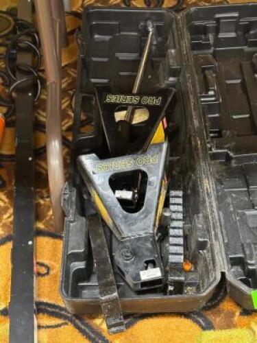 DESCRIPTION: CAR JACK SET THIS LOT IS: ONE MONEY QTY: 1