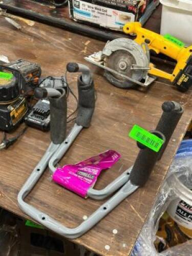 DESCRIPTION: WALL HARDWARE THIS LOT IS: ONE MONEY QTY: 1