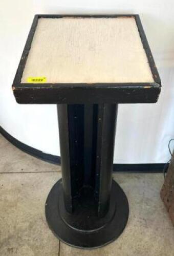 DESCRIPTION: PODIUM STAND LOCATION: 6TH FLOOR QTY: 1