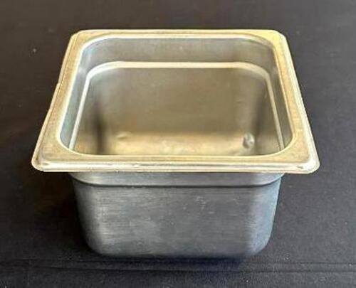 DESCRIPTION: (6) 1/6 SIZE STAINLESS PANS SIZE: 4" DEEP LOCATION: 6TH FLOOR QTY: 6