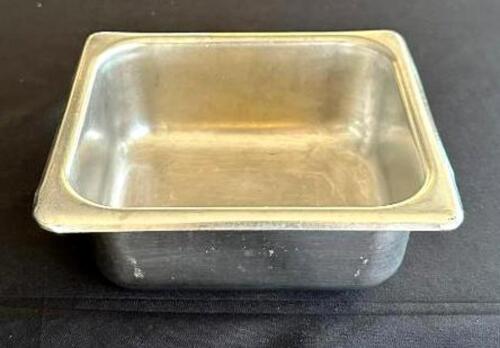 DESCRIPTION: (8) 1/6 SIZE STAINLESS PANS SIZE: 2.5" DEEP LOCATION: 6TH FLOOR QTY: 8