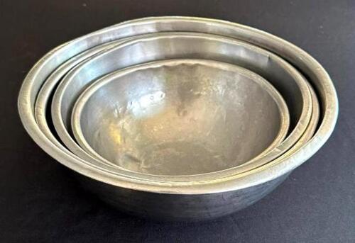 DESCRIPTION: (4) ASSORTED SIZED STAINLESS MIXING BOWLS SIZE: 9"-13" LOCATION: 6TH FLOOR QTY: 4