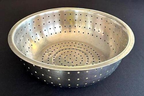 DESCRIPTION: 16" STAINLESS COLANDER LOCATION: 6TH FLOOR QTY: 1
