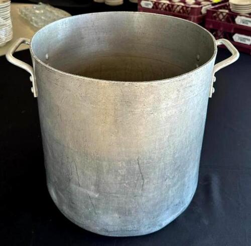 DESCRIPTION: STOCK POT WITH HANDLES SIZE: 15"X14.5" LOCATION: 6TH FLOOR QTY: 1