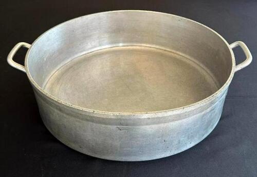 DESCRIPTION: BRAISING POT WITH HANDLES SIZE: 20.5"X6" LOCATION: 6TH FLOOR QTY: 1