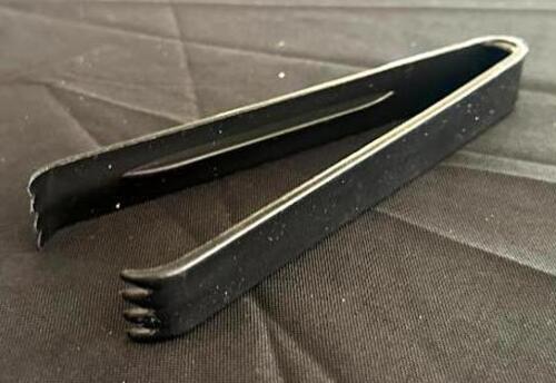 DESCRIPTION: (6) 6" PLASTIC TONGS LOCATION: 6TH FLOOR QTY: 6