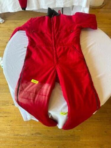 DESCRIPTION WEAR GUARD SIZE MEN TALL LARGE COVERALL BRAND / MODEL: WEAR GUARD LOCATION FLOOR 8 QTY 1