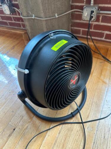 DESCRIPTION VORNADO 12" FLOOR FAN BRAND / MODEL: VORNADO LOCATION FLOOR 7 QTY 1