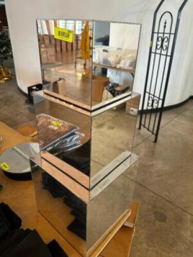 DESCRIPTION THREE TIER MIRRORED BOX CENTER PIECE. LOCATION FLOOR 6 QTY 1