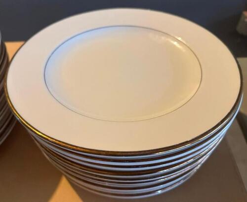 DESCRIPTION (24) 10" HOMER LAUGHLIN CHINA BRAND / MODEL: HOMER LAUGHLIN THIS LOT IS: SOLD BY THE PIECE SIZE 10" LOCATION SECOND BUILDING QTY 24