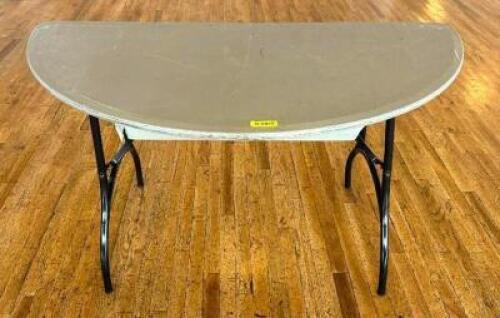 DESCRIPTION: 60" FOLDING SEMI-CIRCLE BANQUET TABLE BRAND/MODEL: MITY-LITE SIZE: 60"X30" LOCATION: 8TH FLOOR QTY: 1