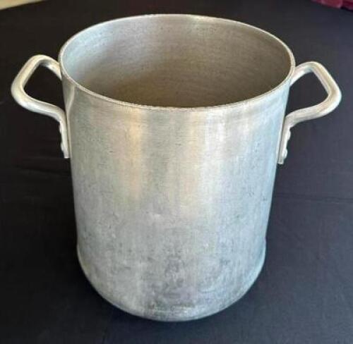 DESCRIPTION: STOCK POT WITH HANDLES SIZE: 10.5"X12.5" LOCATION: 6TH FLOOR QTY: 1