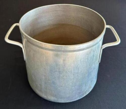 DESCRIPTION: STOCK POT WITH HANDLES SIZE: 10.5"X9.5" LOCATION: 6TH FLOOR QTY: 1