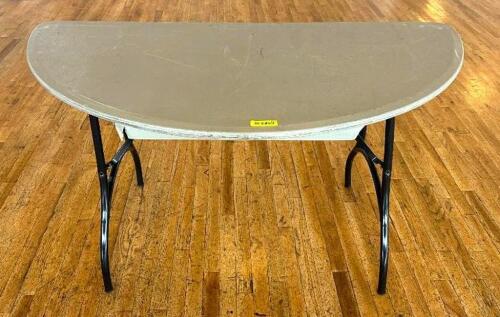 DESCRIPTION: 60" FOLDING SEMI-CIRCLE BANQUET TABLE BRAND/MODEL: MITY-LITE SIZE: 60"X30" LOCATION: 7TH FLOOR QTY: 1