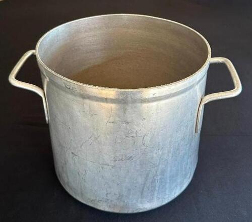 DESCRIPTION: STOCK POT WITH HANDLES SIZE: 10"X9" LOCATION: 6TH FLOOR QTY: 1