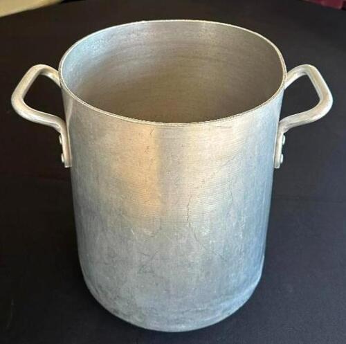 DESCRIPTION: STOCK POT WITH HANDLES SIZE: 10.5"X12.5" LOCATION: 6TH FLOOR QTY: 1