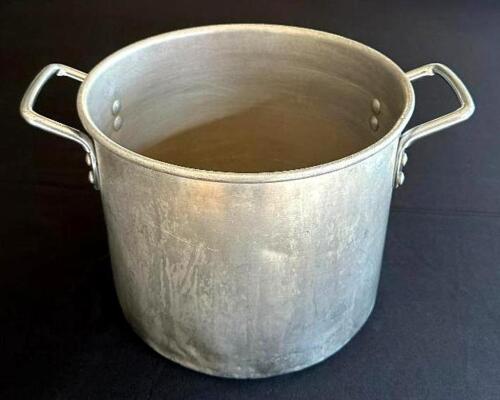 DESCRIPTION: STOCK POT WITH HANDLES SIZE: 11"X8.5" LOCATION: 6TH FLOOR QTY: 1