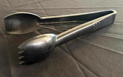 DESCRIPTION: (4) 9" PLASTIC TONGS LOCATION: 6TH FLOOR QTY: 4