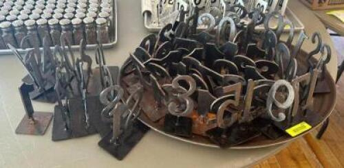 DESCRIPTION: ASSORTED METAL TABLE NUMBER SIGNS AS SHOWN LOCATION: 7TH FLOOR QTY: 1